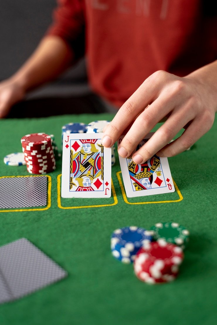 Antarmuka aplikasi acursio menampilkan meja kasino langsung blackjack dan roulette di layar ponsel